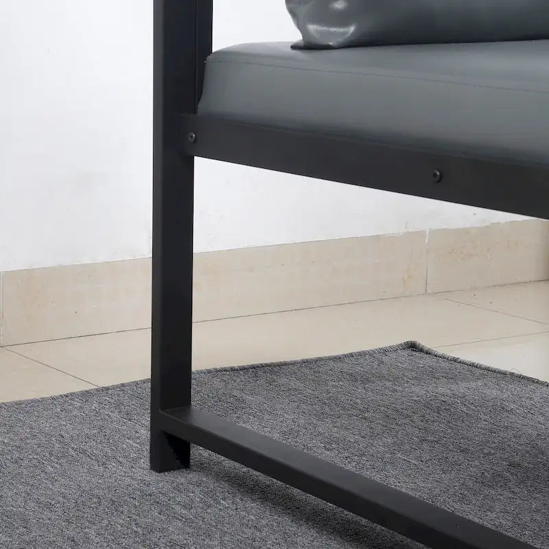 Poltrona moderna 29.13 con piedini antiscivolo a ventosa e robusta struttura in metallo