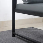 Poltrona moderna 29.13 con piedini antiscivolo a ventosa e robusta struttura in metallo
