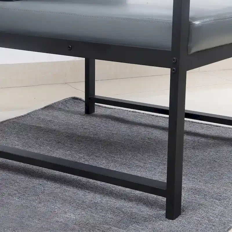 Poltrona moderna 29.13 con piedini antiscivolo a ventosa e robusta struttura in metallo
