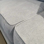 Divanetto a 2 posti con schienale imbottito in tessuto color cioccolato/grigio/argento