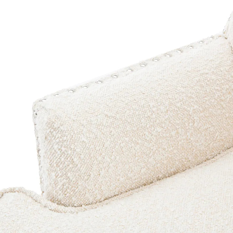 Poltrona Club "Almond Boucle" con borchie